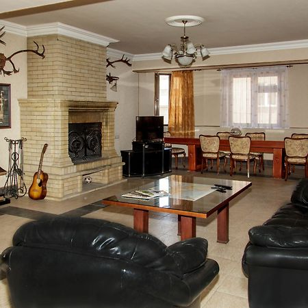 Rafael Hostel Yerevan Bagian luar foto