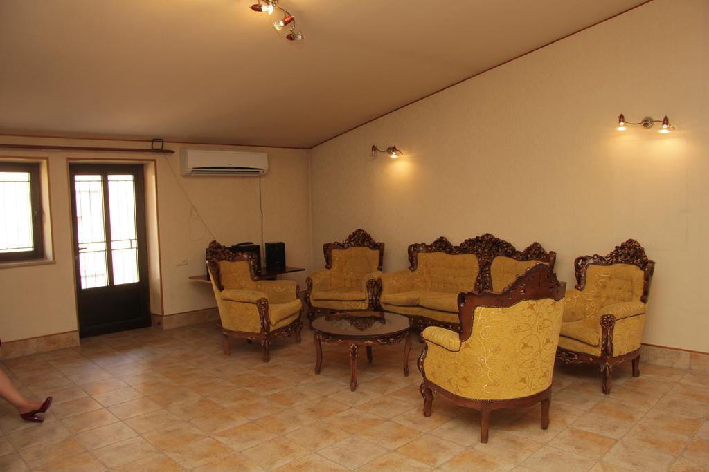 Rafael Hostel Yerevan Bagian luar foto