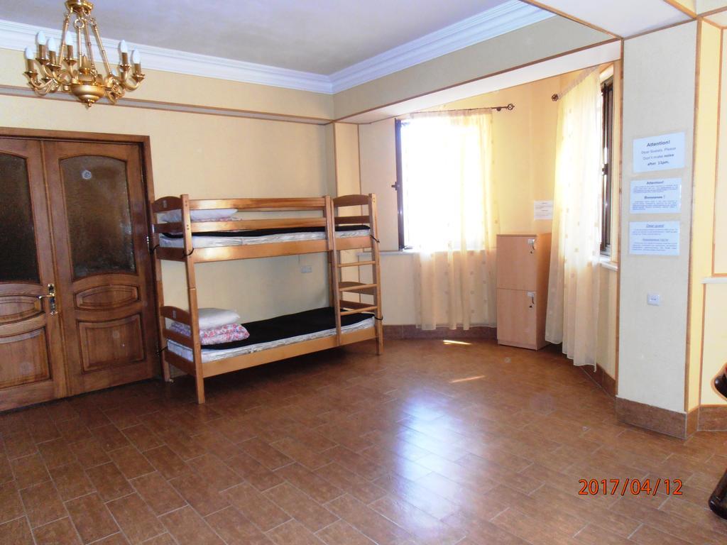 Rafael Hostel Yerevan Bagian luar foto