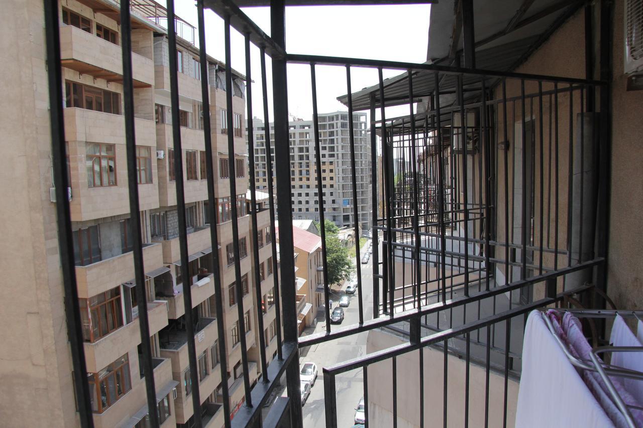 Rafael Hostel Yerevan Bagian luar foto